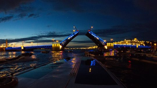Вечерняя прогулка по Неве: аренда катера для встречи разводных мостов