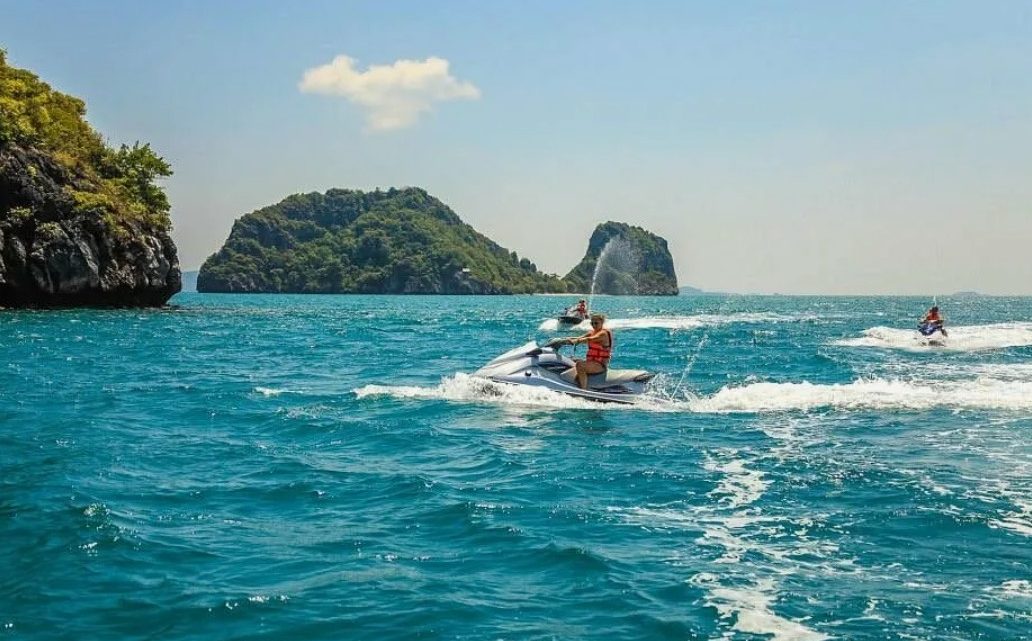 Экскурсия на гидроциклах на Пхукете против катания у берега: чем отличается полноценный тур от простой аренды