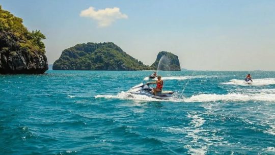 Экскурсия на гидроциклах на Пхукете против катания у берега: чем отличается полноценный тур от простой аренды