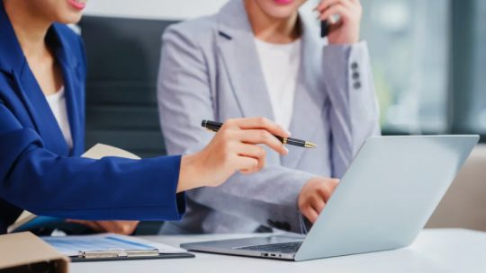 Одна команда для цифр и права: когда бухгалтер и юрист работают в связке