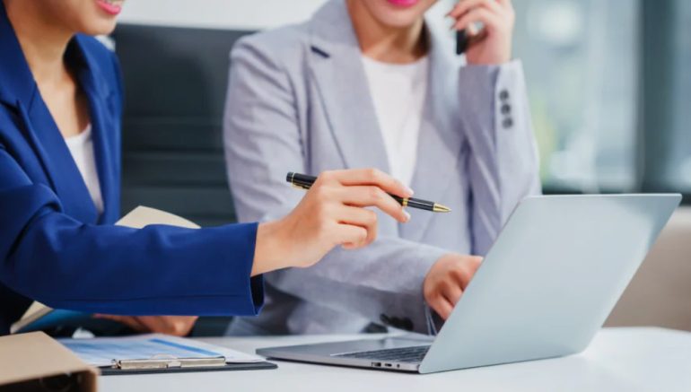 Одна команда для цифр и права: когда бухгалтер и юрист работают в связке